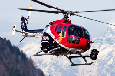 Zell am See, Avusturya - 23 Mart 2013: Havaalanı ve havaalanında ticari helikopter. Rotorcraft. Genel havacılık endüstrisi. Kamu hizmetleri taşımacılığı. Hava ulaşımı. Uç ve uç.