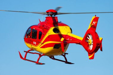 Zell am See, Avusturya - 22 Mart 2013: Havaalanı ve havaalanında tıbbi helikopter. Rotorcraft ve medikopter. Genel havacılık endüstrisi. Hava ambulansı taşımacılığı. Hava ulaşımı. Uç ve uç.