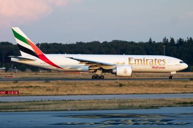 Frankfurt, Almanya - 7 Temmuz 2017: Emirates SkyCargo kargo uçağı havaalanında. Hava taşımacılığı. Havacılık ve uçak. Hava ulaşımı. Küresel uluslararası ulaşım. Uç ve uç.