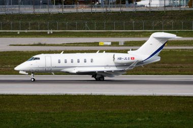 Münih, Almanya - 4 Ekim 2017: Sivil uçak havaalanında. İş jeti ve uçak. Ticari ve genel havacılık. Havacılık endüstrisi. Uç ve uç.