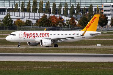 Münih, Almanya - 4 Ekim 2017: Pegasus Havayolları yolcu uçağı. Uçuş planını ayarlayın. Havacılık ve uçak. Hava ulaşımı. Küresel uluslararası ulaşım. Uç ve uç.