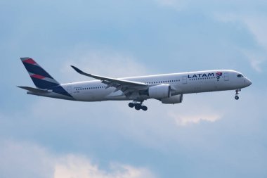Münih, Almanya - 10 Ekim 2017: LATAM Airlines yolcu uçağı havaalanında. Uçuş planını ayarlayın. Havacılık ve uçak. Hava ulaşımı. Küresel uluslararası ulaşım. Uç ve uç.