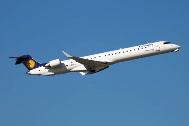 Münih, Almanya - 17 Ekim 2017: Lufthansa yolcu uçağı havaalanında. Uçuş planını ayarlayın. Havacılık ve uçak. Hava ulaşımı. Küresel uluslararası ulaşım. Uç ve uç.