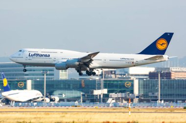 Frankfurt, Almanya - 8 Temmuz 2017: Lufthansa yolcu uçağı havaalanında. Uçuş planını ayarlayın. Havacılık ve uçak. Hava ulaşımı. Küresel uluslararası ulaşım. Uç ve uç.