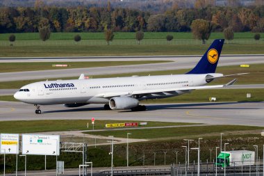 Münih, Almanya - 17 Ekim 2017: Lufthansa yolcu uçağı havaalanında. Uçuş planını ayarlayın. Havacılık ve uçak. Hava ulaşımı. Küresel uluslararası ulaşım. Uç ve uç.