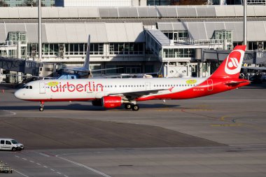 Münih, Almanya - 17 Ekim 2017: Berlin Havaalanı yolcu uçağı. Uçuş planını ayarlayın. Havacılık ve uçak. Hava ulaşımı. Küresel uluslararası ulaşım. Uç ve uç.