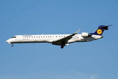 Münih, Almanya - 18 Ekim 2017: Lufthansa yolcu uçağı havaalanında. Uçuş planını ayarlayın. Havacılık ve uçak. Hava ulaşımı. Küresel uluslararası ulaşım. Uç ve uç.