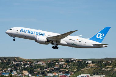 Madrid, İspanya - 2 Mayıs 2016: Air Europa yolcu uçağı havaalanında. Uçuş planını ayarlayın. Havacılık ve uçak. Hava ulaşımı. Küresel uluslararası ulaşım. Uç ve uç.