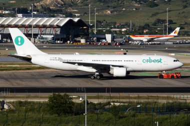 Madrid, İspanya - 2 Mayıs 2016: Orbest Airlines yolcu uçağı havaalanında. Uçuş planını ayarlayın. Havacılık ve uçak. Hava ulaşımı. Küresel uluslararası ulaşım. Uç ve uç.