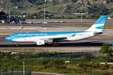 Madrid, İspanya - 2 Mayıs 2016: Aerolineas Argentinas yolcu uçağı havaalanında. Uçuş planını ayarlayın. Havacılık ve uçak. Hava ulaşımı. Küresel uluslararası ulaşım. Uç ve uç.