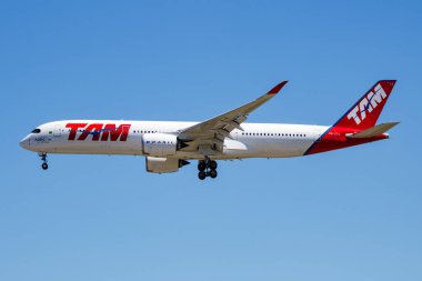 Madrid, İspanya - 3 Mayıs 2016: LATAM TAM Airlines yolcu uçağı havaalanında. Uçuş planını ayarlayın. Havacılık ve uçak. Hava ulaşımı. Küresel uluslararası ulaşım. Uç ve uç.