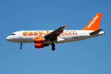 Madrid, İspanya - 3 Mayıs 2016: EasyJet yolcu uçağı havaalanında. Uçuş planını ayarlayın. Havacılık ve uçak. Hava ulaşımı. Küresel uluslararası ulaşım. Uç ve uç.