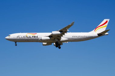 Madrid, İspanya - 3 Mayıs 2016: Havaalanında Ultra Lineas Aereas yolcu uçağı. Uçuş planını ayarlayın. Havacılık ve uçak. Hava ulaşımı. Küresel uluslararası ulaşım. Uç ve uç.