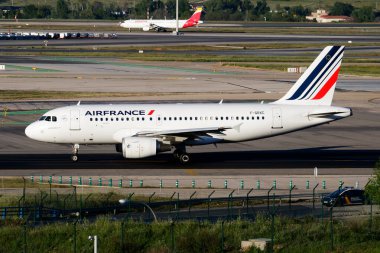 Madrid, İspanya - 3 Mayıs 2016: Air France yolcu uçağı havaalanında. Uçuş planını ayarlayın. Havacılık ve uçak. Hava ulaşımı. Küresel uluslararası ulaşım. Uç ve uç.
