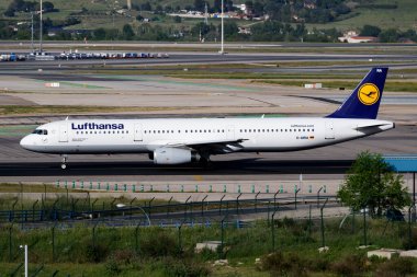 Madrid, İspanya - 4 Mayıs 2016: Lufthansa yolcu uçağı havaalanında. Uçuş planını ayarlayın. Havacılık ve uçak. Hava ulaşımı. Küresel uluslararası ulaşım. Uç ve uç.