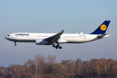 Münih, Almanya - 30 Mart 2014: Lufthansa yolcu uçağı havaalanında. Uçuş planını ayarlayın. Havacılık ve uçak. Hava ulaşımı. Küresel uluslararası ulaşım. Uç ve uç.