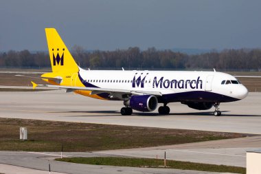 Münih, Almanya - 30 Mart 2014: Monarch Havayolları yolcu uçağı havaalanında. Uçuş planını ayarlayın. Havacılık ve uçak. Hava ulaşımı. Küresel uluslararası ulaşım. Uç ve uç.