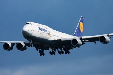 Frankfurt, Almanya - 12 Ağustos 2014: Lufthansa yolcu uçağı havaalanında. Uçuş planını ayarlayın. Havacılık ve uçak. Hava ulaşımı. Küresel uluslararası ulaşım. Uç ve uç.