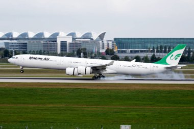 Münih, Almanya - 6 Temmuz 2016: Mahan Air yolcu uçağı havaalanında. Uçuş planını ayarlayın. Havacılık ve uçak. Hava ulaşımı. Küresel uluslararası ulaşım. Uç ve uç.