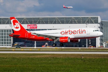 Münih, Almanya - 6 Temmuz 2016: Berlin Havaalanı yolcu uçağı. Uçuş planını ayarlayın. Havacılık ve uçak. Hava ulaşımı. Küresel uluslararası ulaşım. Uç ve uç.