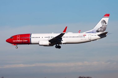 Münih, Almanya - 7 Şubat 2014: Norveç Hava Mekiği yolcu uçağı havaalanında. Uçuş planını ayarlayın. Havacılık ve uçak. Hava ulaşımı. Küresel uluslararası ulaşım. Uç ve uç.