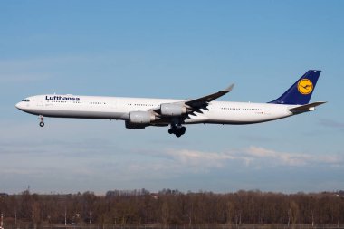 Münih, Almanya - 7 Şubat 2014: Lufthansa yolcu uçağı havaalanında. Uçuş planını ayarlayın. Havacılık ve uçak. Hava ulaşımı. Küresel uluslararası ulaşım. Uç ve uç.