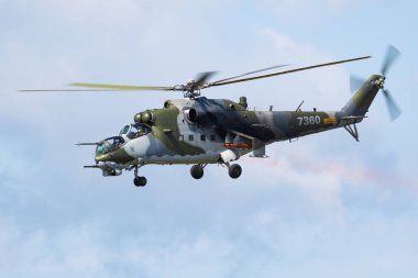 Sliac / Slovakya - 3 Ağustos 2019: Çek Hava Kuvvetleri Mil Mi-24v Hind 7360 saldırı helikopteri Siaf Slovak Uluslararası Hava Festivali 2019'da sergilendi