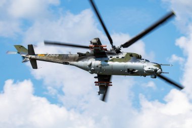 Sliac / Slovakya - 3 Ağustos 2019: Çek Hava Kuvvetleri Mil Mi-24v Hind 7360 saldırı helikopteri Siaf Slovak Uluslararası Hava Festivali 2019'da sergilendi