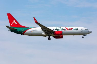 Budapeşte, Macaristan - 31 Mayıs 2023: Albastar Boeing 737-800 yolcu uçağı havaalanında. Havacılık ve uçak. Hava taşımacılığı ve seyahat. Uç ve uç.