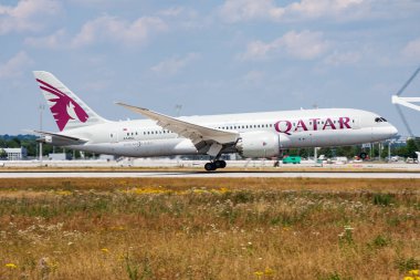 Münih, Almanya - 16 Temmuz 2015: Katar Havayolları yolcu uçağı havaalanında. Uçuş planını ayarlayın. Havacılık ve uçak. Hava ulaşımı. Küresel uluslararası ulaşım. Uç ve uç.