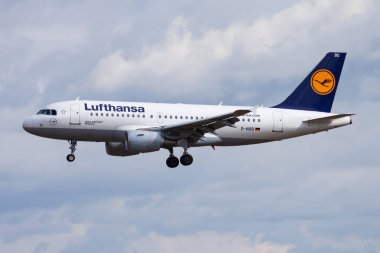 Münih, Almanya - 28 Temmuz 2015: Lufthansa yolcu uçağı havaalanında. Uçuş planını ayarlayın. Havacılık ve uçak. Hava ulaşımı. Küresel uluslararası ulaşım. Uç ve uç.