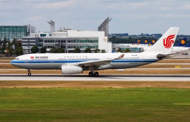 Münih, Almanya - 28 Temmuz 2015: Air China yolcu uçağı havaalanında. Uçuş planını ayarlayın. Havacılık ve uçak. Hava ulaşımı. Küresel uluslararası ulaşım. Uç ve uç.