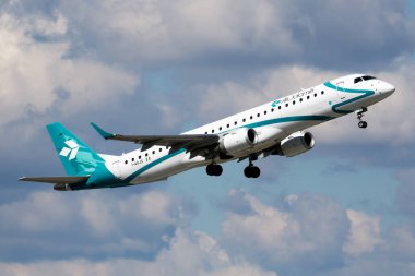 Münih, Almanya - 6 Temmuz 2016: Air Dolomiti yolcu uçağı havaalanında. Uçuş planını ayarlayın. Havacılık ve uçak. Hava ulaşımı. Küresel uluslararası ulaşım. Uç ve uç.