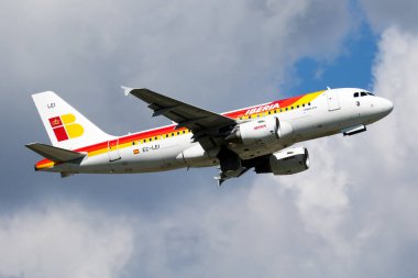 Münih, Almanya - 6 Temmuz 2016: Iberia Havayolları yolcu uçağı havaalanında. Uçuş planını ayarlayın. Havacılık ve uçak. Hava ulaşımı. Küresel uluslararası ulaşım. Uç ve uç.