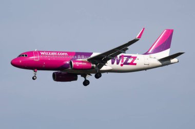 Milan, İtalya - 7 Nisan 2017: Wizz Air yolcu uçağı havaalanında. Uçuş planını ayarlayın. Havacılık ve uçak. Hava ulaşımı. Küresel uluslararası ulaşım. Uç ve uç.