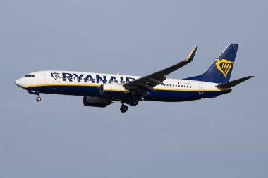 Milan, İtalya - 7 Nisan 2017: Ryanair yolcu uçağı havaalanında. Uçuş planını ayarlayın. Havacılık ve uçak. Hava ulaşımı. Küresel uluslararası ulaşım. Uç ve uç.