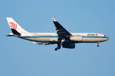 Milan, İtalya - 8 Nisan 2017: Air China yolcu uçağı havaalanında. Uçuş planını ayarlayın. Havacılık ve uçak. Hava ulaşımı. Küresel uluslararası ulaşım. Uç ve uç.