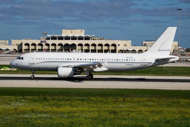 Luqa, Malta - 1 Aralık 2016: Havaalanında yolcu uçağı. Şirket seyahati. Havacılık ve uçak. Vip taşımacılığı. Şirket ve şirket taşımacılığı. Uç ve uç.