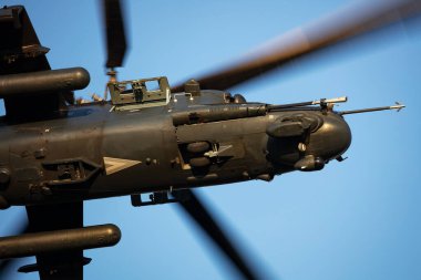 Szolnok, Macaristan - 17 Ağustos 2022: Macar Hava Kuvvetleri Mil Mi-24 Hind askeri saldırı helikopteri. Uçuş operasyonu. Havacılık endüstrisi ve rotorcraft. Nakliye ve hava taşımacılığı. Uç ve uç.