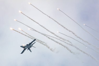 Radom, Polonya - 27 Ağustos 2023 Fin Hava Kuvvetleri Boeing F-18 Hornet savaş uçağı uçuşu. Havacılık ve askeri uçak.