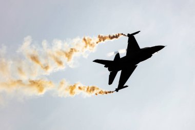 Radom, Polonya - 27 Ağustos 2023: Belçika Hava Kuvvetleri Lockheed F-16 Falcon savaş uçağı uçuşu. Havacılık ve askeri uçak.