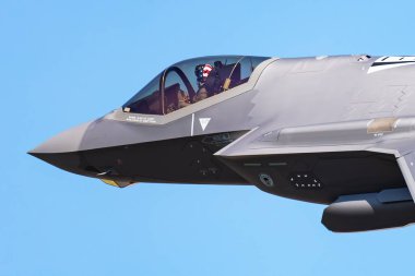 Ostrava, Çek Cumhuriyeti - 16 Eylül 2023: ABD Hava Kuvvetleri USAF Lockheed F-35 Lightning II gizli savaş uçağı uçuşu. Havacılık ve askeri uçak.