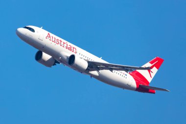 Viyana, Avusturya - 14 Ekim 2023: Avusturya Havayolları Airbus A320 NEO yolcu uçağı havaalanında. Havacılık ve uçak. Hava taşımacılığı ve seyahat. Ulaşım. Uç ve uç.