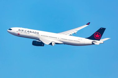 Viyana, Avusturya - 14 Ekim 2023: Air Canada Airbus A330-300 yolcu uçağı havaalanında. Havacılık ve uçak. Hava taşımacılığı ve seyahat. Ulaşım. Uç ve uç.