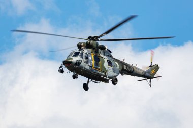 Radom, Polonya - 24 Ağustos 2023: Çek Hava Kuvvetleri PZL W-3 Sokol hizmet nakil helikopteri. Havacılık ve askeri rotorcraft.