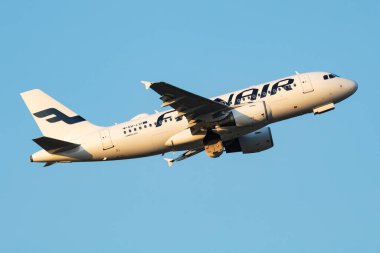 Viyana, Avusturya - 13 Mayıs 2018: Finnair Airbus A319 OH-LVI yolcu uçağı Viyana Havaalanı 'ndan havalanıyor