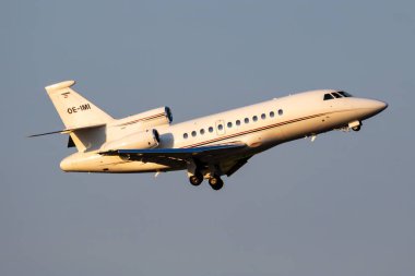 Viyana, Avusturya - 13 Mayıs 2018: Avcon Jet Dassault Falcon 900 OE-IMI yolcu uçağı Viyana Havaalanı 'ndan havalanıyor