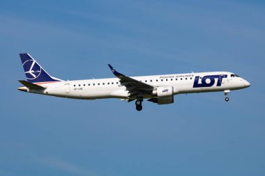 Viyana, Avusturya - 20 Mayıs 2018: LOT Polonya Havayolları Embraer ERJ-195 SP-LNE yolcu uçağı Viyana Havaalanına iniş ve iniş