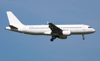 Viyana, Avusturya - 20 Mayıs 2018: Smartlynx Airbus A320 LY-FOX yolcu uçağı Viyana Havaalanına iniş ve iniş