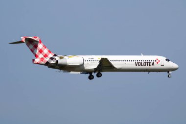 Viyana, Avusturya - 20 Mayıs 2018: Volotea Boeing 717 EC-MFJ yolcu uçağı Viyana Havaalanına iniş yaptı
